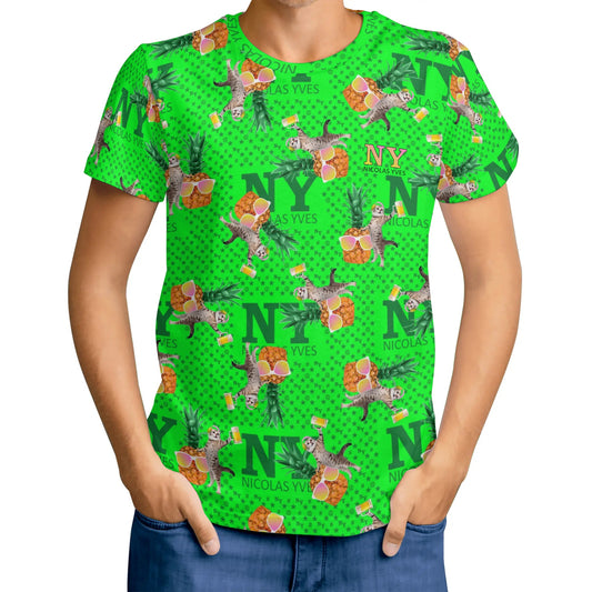 Un Tee-shirt, des Chats, des Ananas et de la Bière ! Le T-shirt Vert Kitsch Chananas de Nicolas Yves. Lunettes reflet jaune rose. image 01