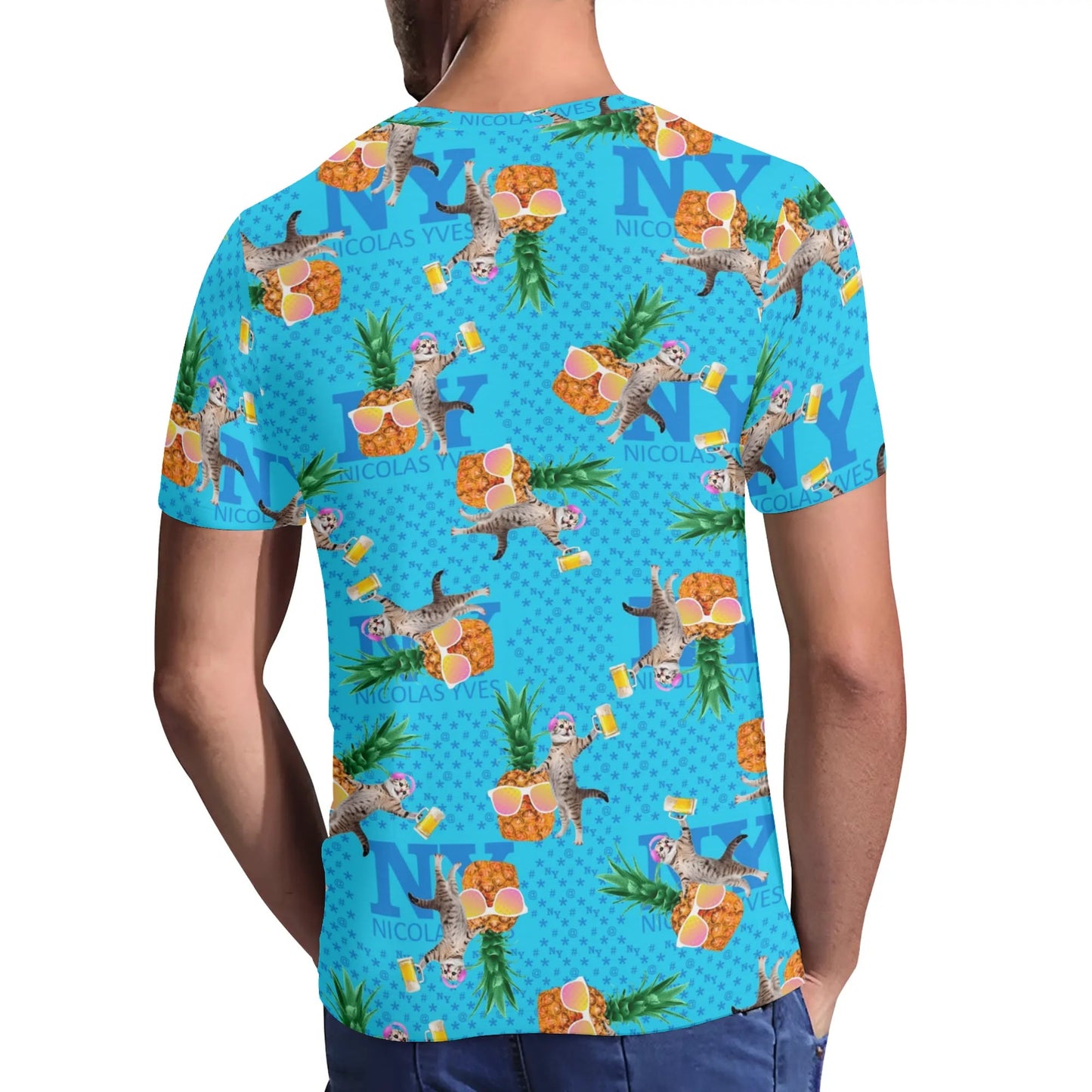 Un Tee-shirt, des Chats, des Ananas et de la Bière ! Le T-shirt Bleu Kitsch Chananas de Nicolas Yves - effet jaune rose